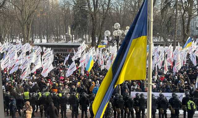 На журналістку під час прямого ефіру напали протестувальники