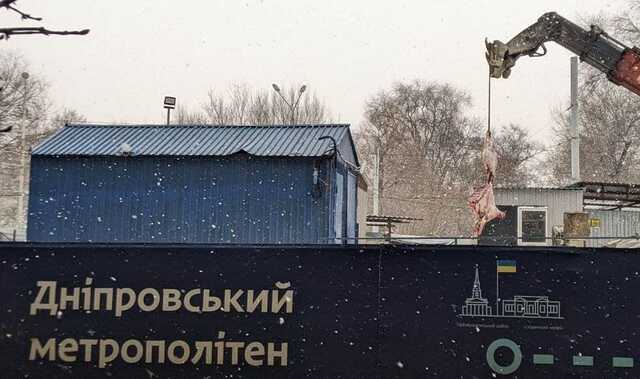 На стройплощадке метрополитена в Днепре на стреле крана повесили тушу животного