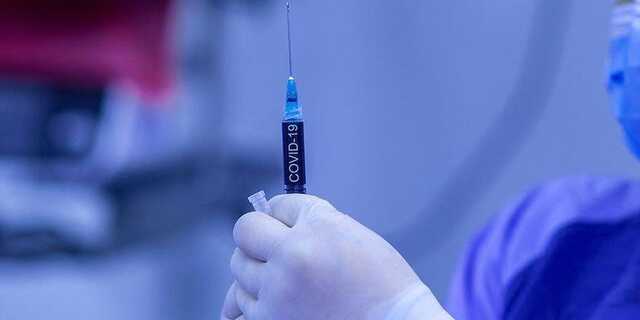 В Украине количество вакцинированных от COVID за сутки упало вдвое