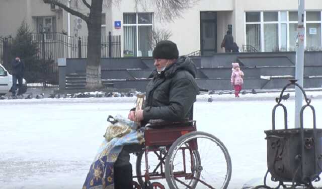 Нова «точка»: у Луцьку продовжує жебракувати псевдоінвалід