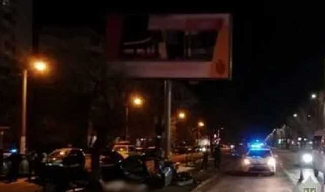 В Одессе авто влетело в столб: людей зажало внутри, двое погибли