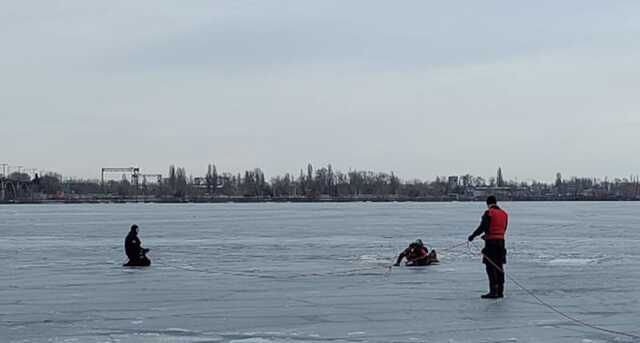 В Днепре двое подростков провалились под лед: один утонул