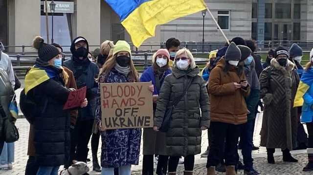 "Руки прочь от Украины": в Берлине провели акцию протеста против войны в Украине