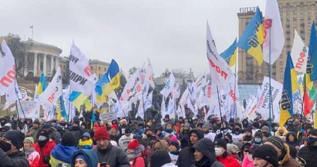 Перед выступлением Зеленского в Раде правительственный квартал оцепила полиция. Под парламентом собрались ФОПы