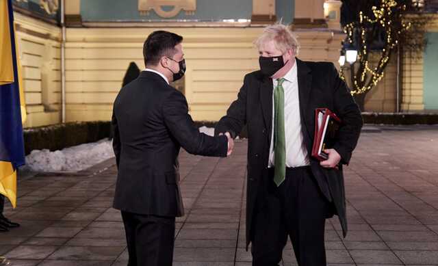 Во время приветствия с Зеленским у Джонсона из рук выхватили красную папку