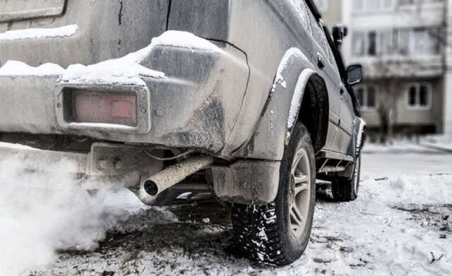 В Киеве у женщины пытались угнать "Мазду", пока она прогревала авто