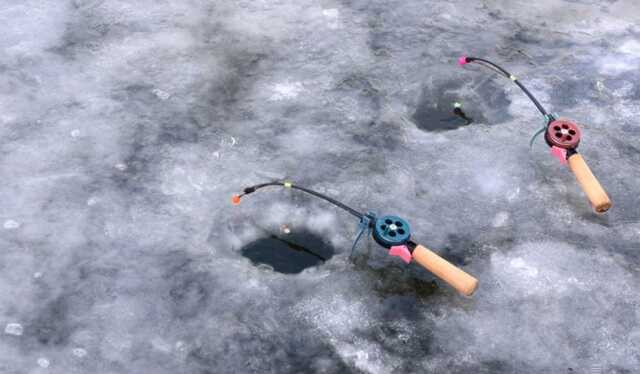 Застрял в проломе льда: в Киеве в воде обнаружили тело мужчины