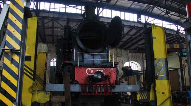 В Киеве сначала угробили уникальный паровоз, а теперь пытаются его спасти