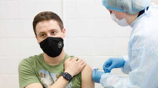 Количество привитых бустерной дозой COVID-вакцины достигло почти 400 тысяч