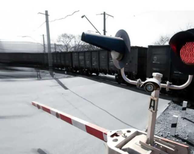 На Одесчине авто снесло шлагбаум и влетело в поезд: погиб 24-летний мужчина