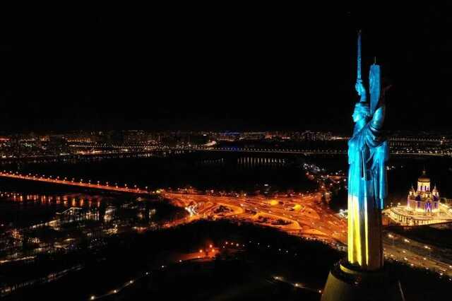 "Родину-мать" в Киеве подсветили цветами украинского флага: глава Минкульта пояснил цель