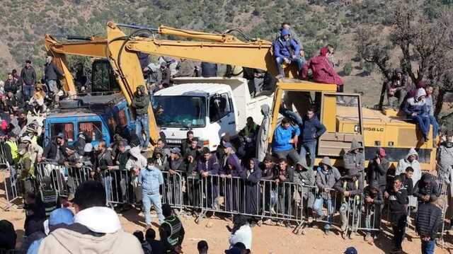 В Марокко спасатели пятый день пытаются достать из-под земли провалившегося в колодец ребенка