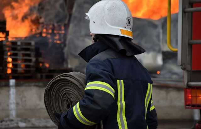 Под Одессой в масштабном пожаре сгорел склад