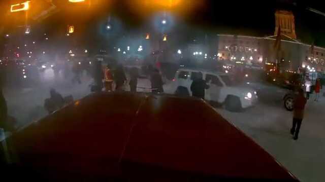 В Канаде внедорожник въехал в толпу протестующих: есть пострадавшие