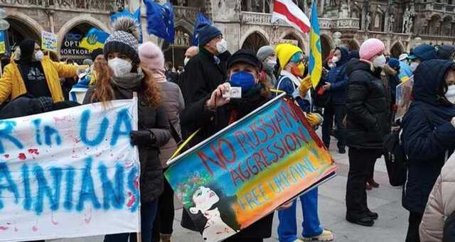 Сотни людей вышли на акции в поддержку Украины в разных городах Германии