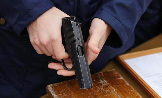 Забавлялся и наводил оружие: в Киеве мужчина случайно застрелил женщину