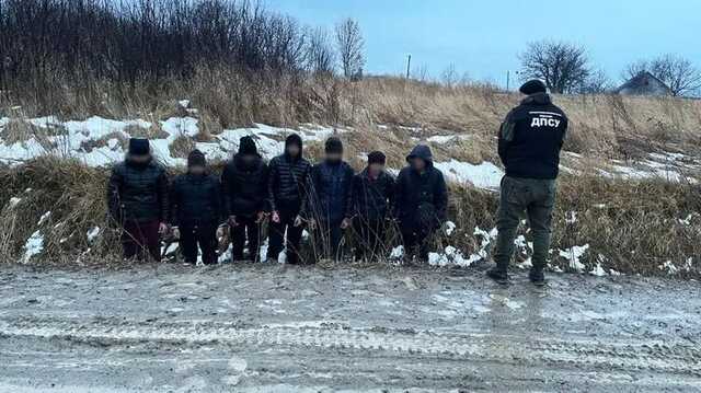 Пограничники задержали пятерых индусов и двух непальцев, которые пытались уйти в Румынию