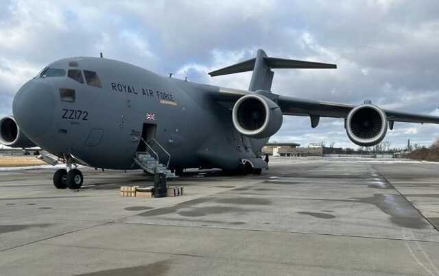 В Украину прилетел самолет с военной помощью от Британии
