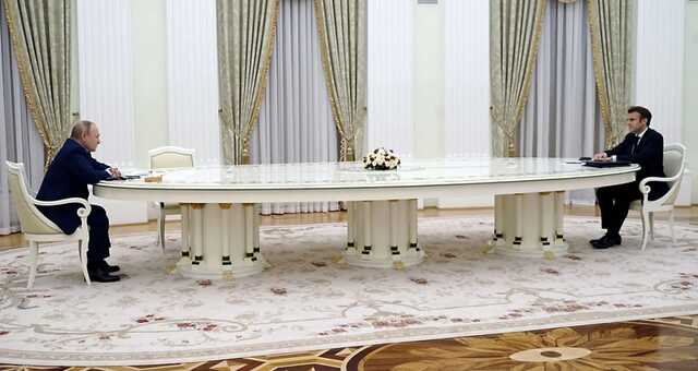 Сказка о петухе и медведе. Как Макрон съездил к Путину