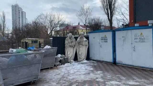 На помойку у метро в Киеве вынесли статую Богородицы
