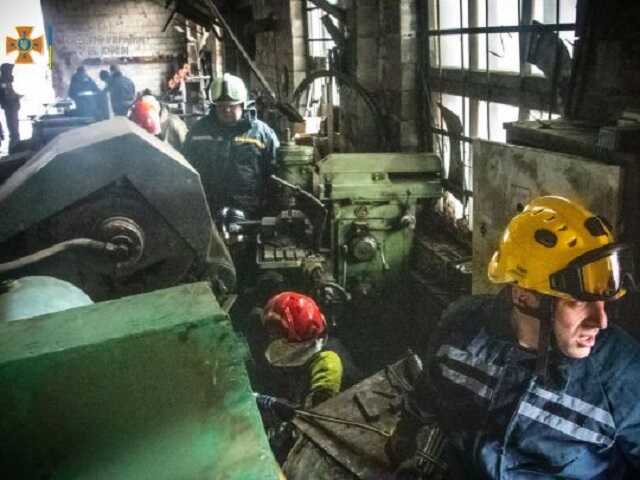 Смерть на производстве: в Киеве 9-тонный станок раздавил рабочего
