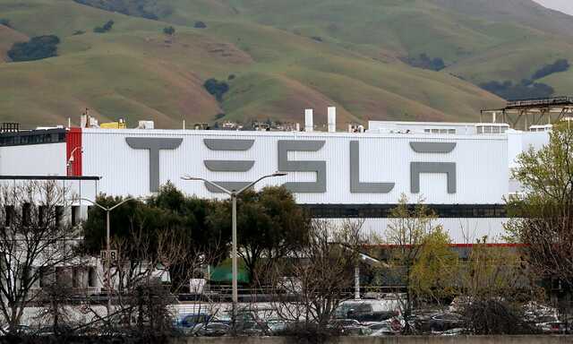 Чтобы не пугать пешеходов: Tesla отзывает полмиллиона машин