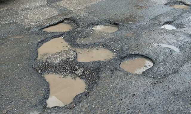 В Киеве из-за ям на дороге у автобуса лопнуло стекло
