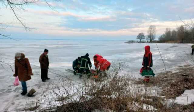 На Днепропетровщине во время рыбалки под лед провалились двое мужчин, один утонул