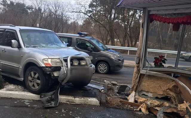 Под Киевом внедорожник на скорости въехал в придорожное кафе