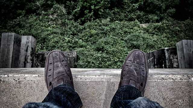 Залишив записку: У Києві на Харківському шосе пенсіонер вчинив самогубство