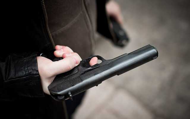 В Киеве мужчина угрожал оружием и стрелял