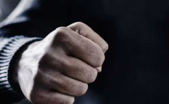 В Киеве пьяная компания из-за замечания избила участника боевых действий