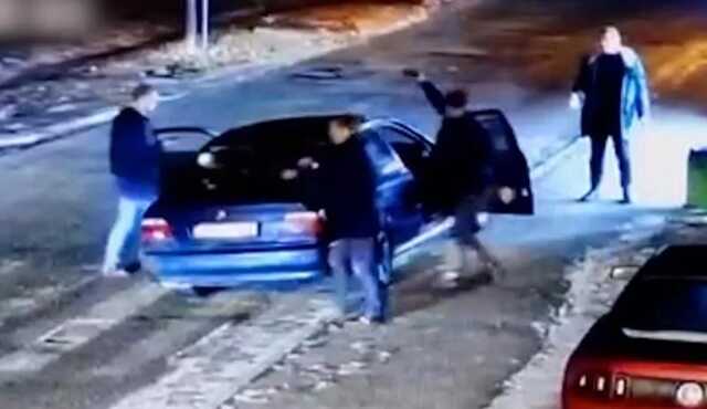 Под Киевом отец с сыном дерзко угнали авто: водителя протащили на двери