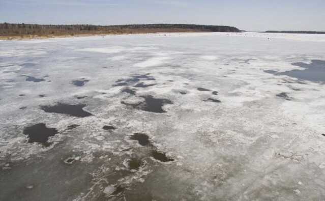 Спасатели сняли с дрейфующей льдины на Днепре 200 рыболовов, - ГСЧС
