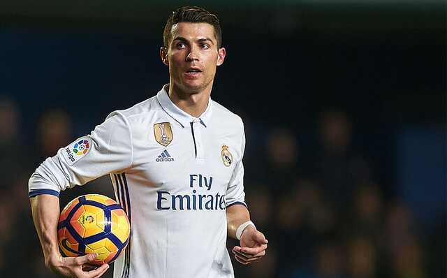 Роналду снова оскандалился: футболист плюнул в партнера во время матча