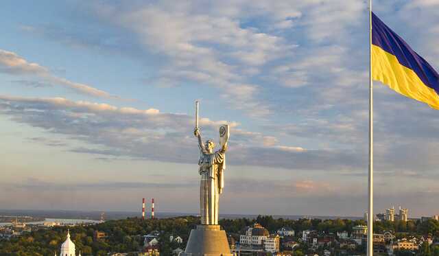 Уже 35 стран рекомендовали своим гражданам покинуть Украину