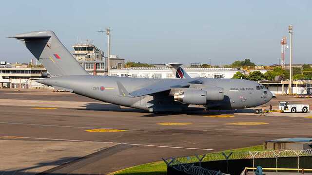 Военный самолет Великобритании приземлился в Киеве
