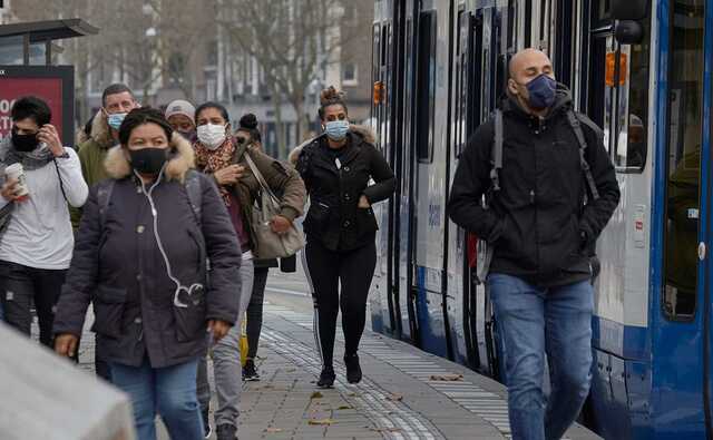    30 .   COVID-19  ,  305 