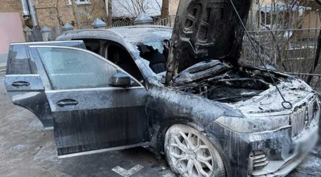 У Києві троє чоловіків підпалили автомобіль BMW
