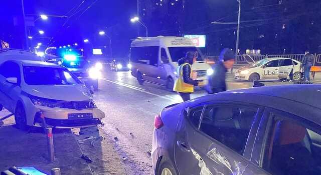 В Киеве произошла авария с участием двух автомобилей такси