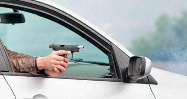 Возле ТРЦ "Неоплаза" в Днепре обстреляли автомобиль с людьми в салоне