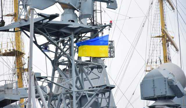 На всех военных кораблях подняли Государственный Флаг Украины