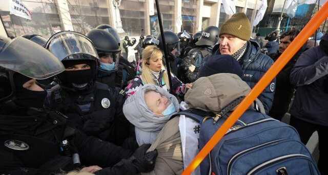 Акция Фопов под Радой: произошла стычка между митингующими и полицией