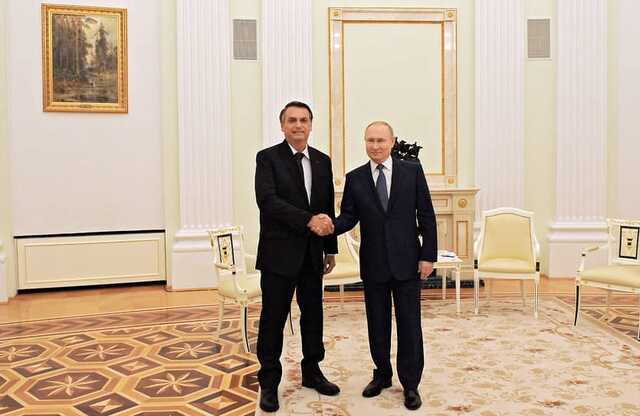 Диво: Путін обмінявся з "антивакцинатором" Болсонару рукостисканням і сів поруч