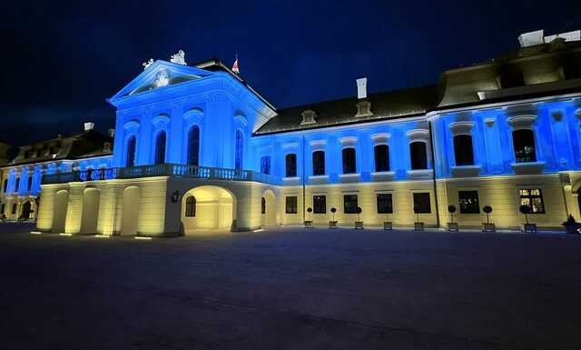 Здание МИД Британии и президентский дворец в Словакии подсветили цветами украинского флага