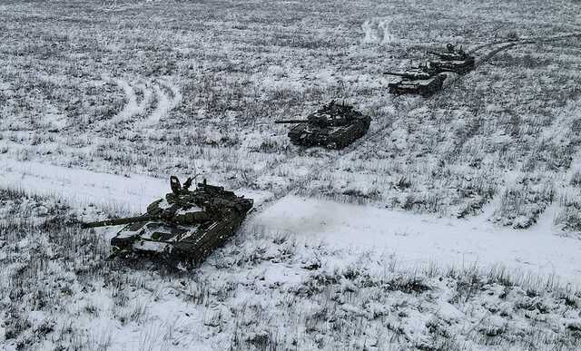 Россия говорит, что вывозит танки с украинской границы за тысячу километров