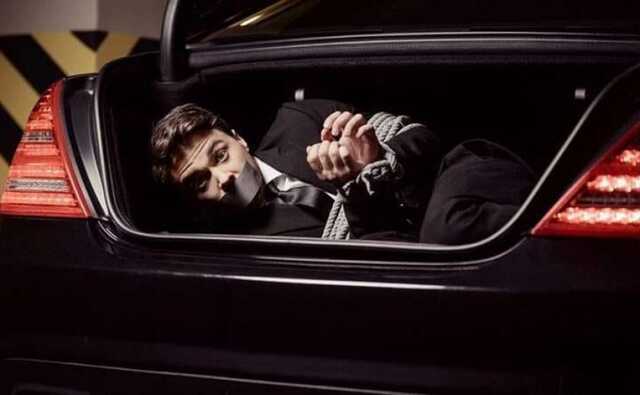 Вооруженные люди в Киеве избили, затолкали в машину и увезли парня