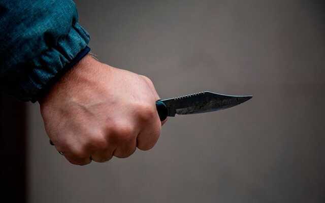 Спасла куртка. Мариуполец ранил ножом пассажира автобуса