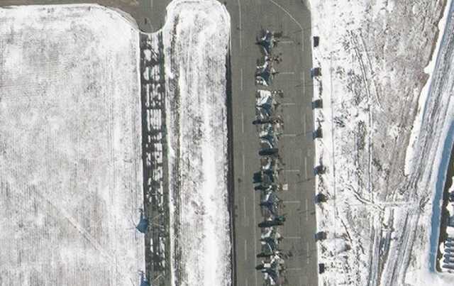 Россия перебросила к границе вертолеты и боевую группу: появились новые снимки