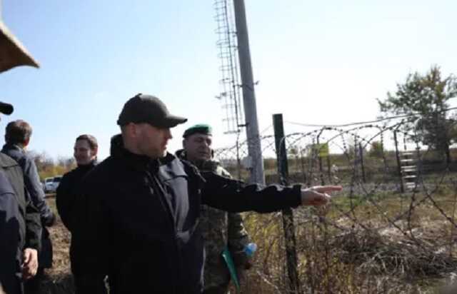 Глава МВД Монастырский попал под обстрел на Донбассе, не добежав до укрытия